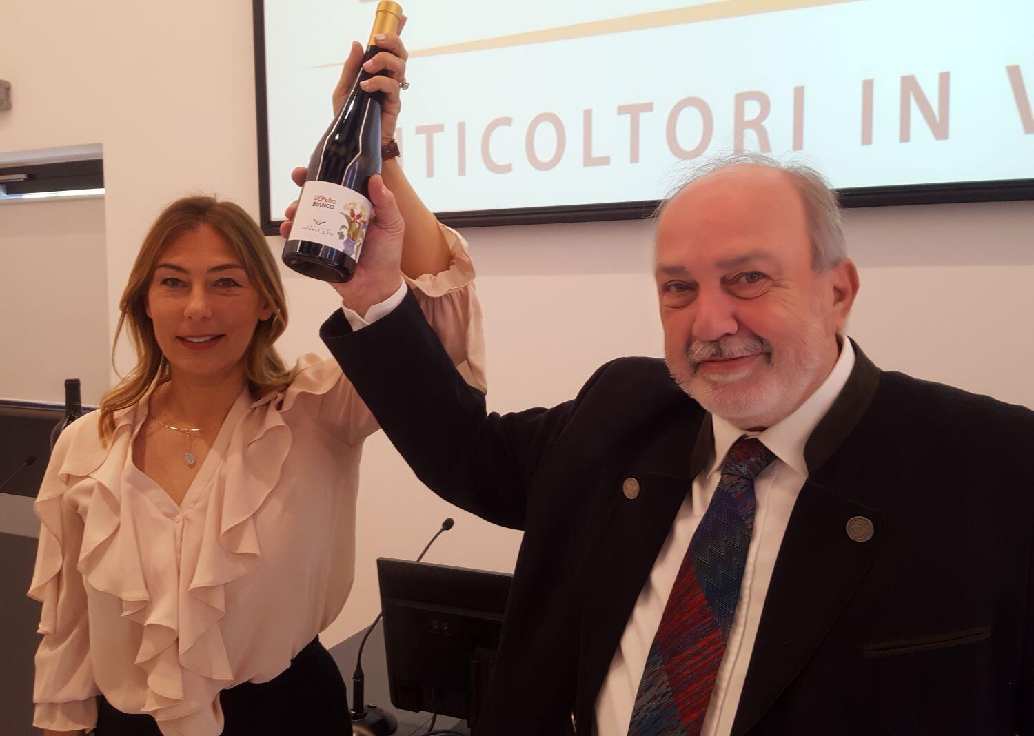 La sede di Nogaredo della cantina cooperativa ha ospitato la conferenza stampa di presentazione della nuova direttrice che succede a chi ha guidato questa realtà per diciotto anni, da inizio millennio a oggi, e atteso alla meritata pensione.