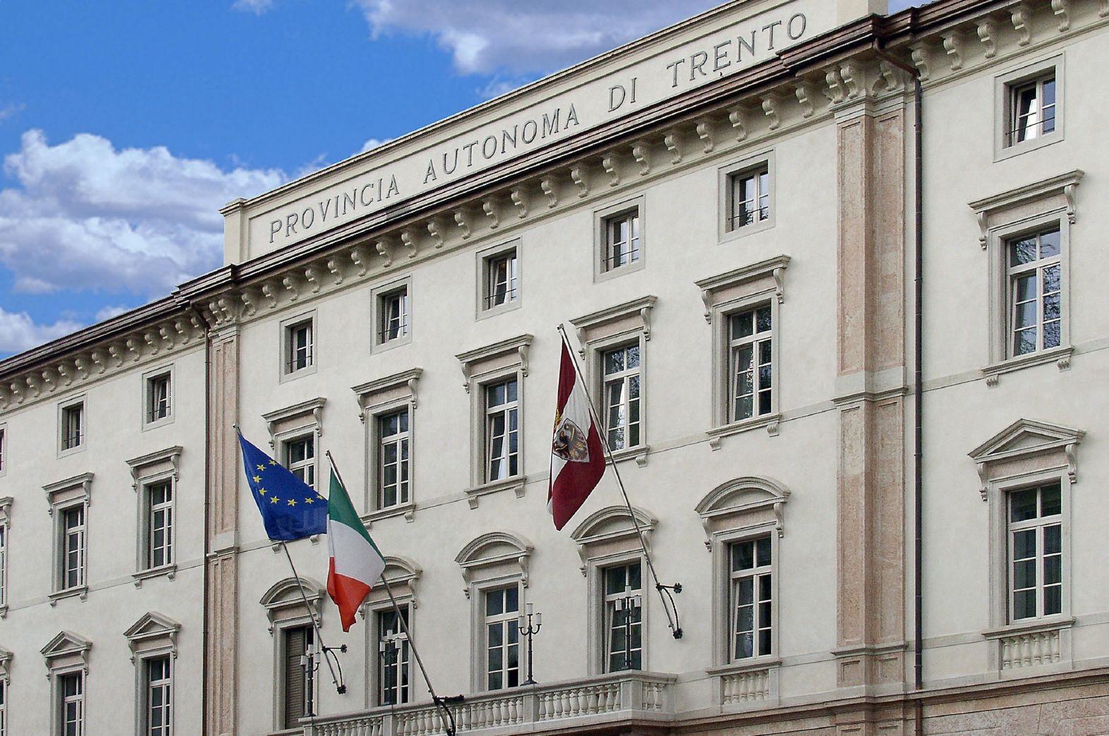 Pronta la risposta del sistema del credito trentino al Protocollo d'intesa per la ripresa economica, il cui testo è stato approvato la scorsa settimana dalla Giunta provinciale. Sono pervenuti a Cassa del Trentino S.p.A. i moduli di adesione di Cassa Centrale Banca, Mediocredito Trentino Alto Adige, Sparkasse e Volksbank che sono, dunque, pronte a ricevere le domande di moratoria del debito e rinegoziazione delle operazioni in essere, ma anche a concedere linee di finanziamento con rimborso al ventiquattresimo mese.