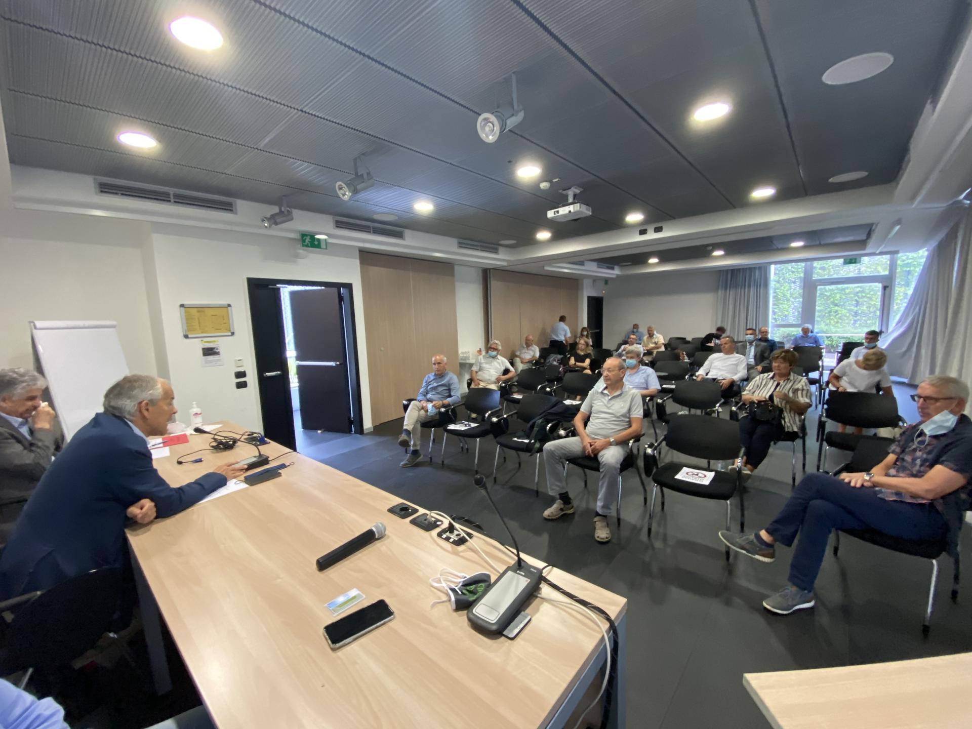 Assemblea in modalità “Covid” al Sait di Trento. Le disposizioni delle autorità sanitarie per il contenimento dei contagi hanno impedito ai soci di presenziare direttamente all’assemblea del loro consorzio.Nei giorni scorsi le Famiglie cooperative hanno ricevuto la documentazione e i moduli per votare. Oggi pomeriggio, alla presenza del Consiglio di amministrazione, il notaio Paolo Piccoli in qualità di Rappresentante designato ha reso noti i risultati delle votazioni pervenute per Pec o raccomandata.53 soci hanno partecipato al voto differito, bilancio approvato con 294 voti, 6 voti di astensione, nessun contrario. I soci hanno anche nominato sei consiglieri in scadenza.