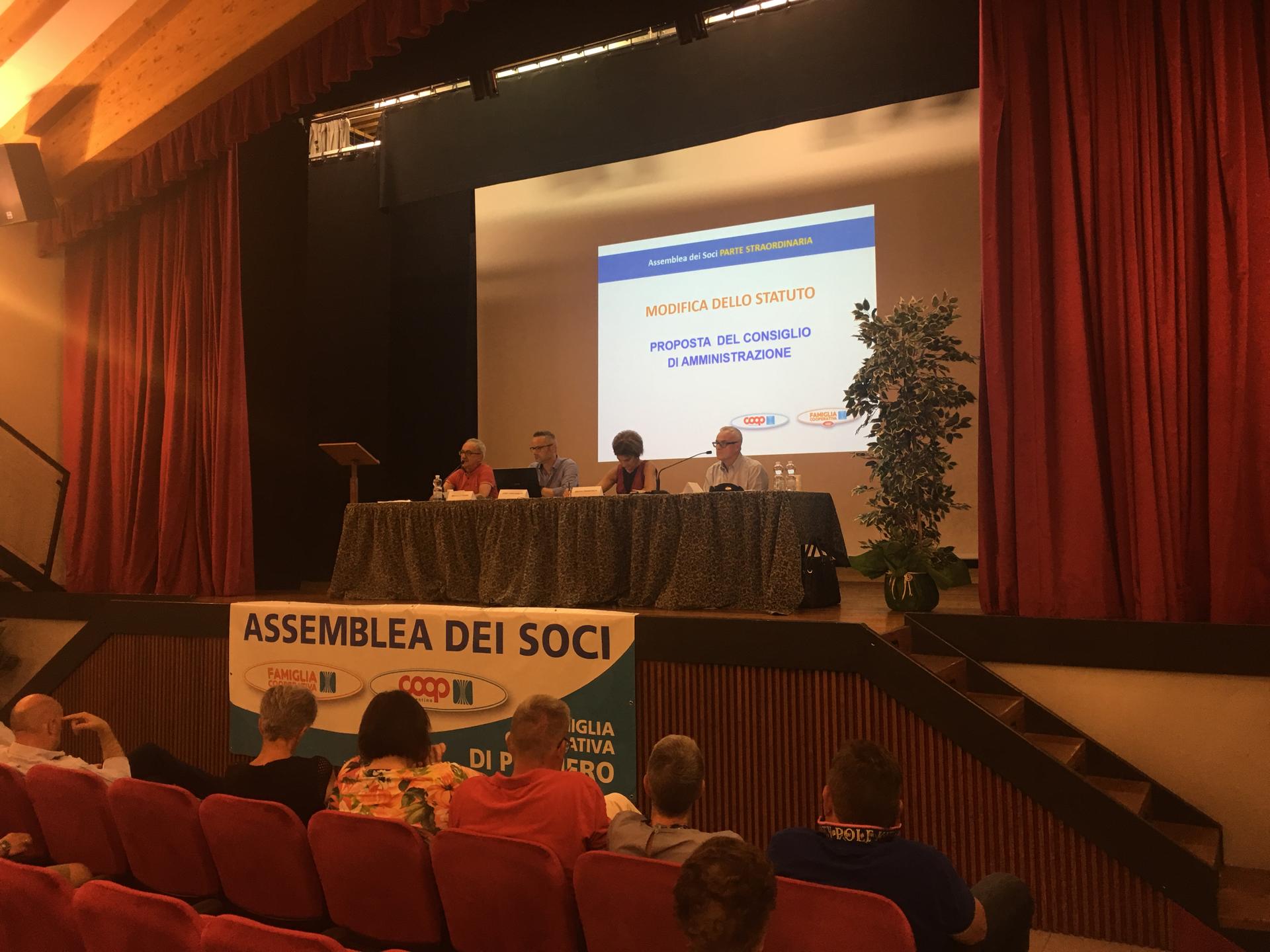 Soci in assemblea ieri pomeriggio a Pieve. Dopo la riapertura del negozio di viale Piave, le vendite volano.  La presidente Francesca Broch ha annunciato che c’è un accordo di massima con la famiglia Brocchetto e tutte le parti in causa per la definitiva chiusura della lunga vertenza amministrativa.Soddisfazione e prudenza: “Da questa vicenda nessuno esce vincitore, la Famiglia cooperativa si ritrova indebolita sotto tutti i punti di vista, anche quello reputazionale”.Il cda rinnovato per un solo anno (con modifica dello Statuto) per portare a conclusione la vicenda.