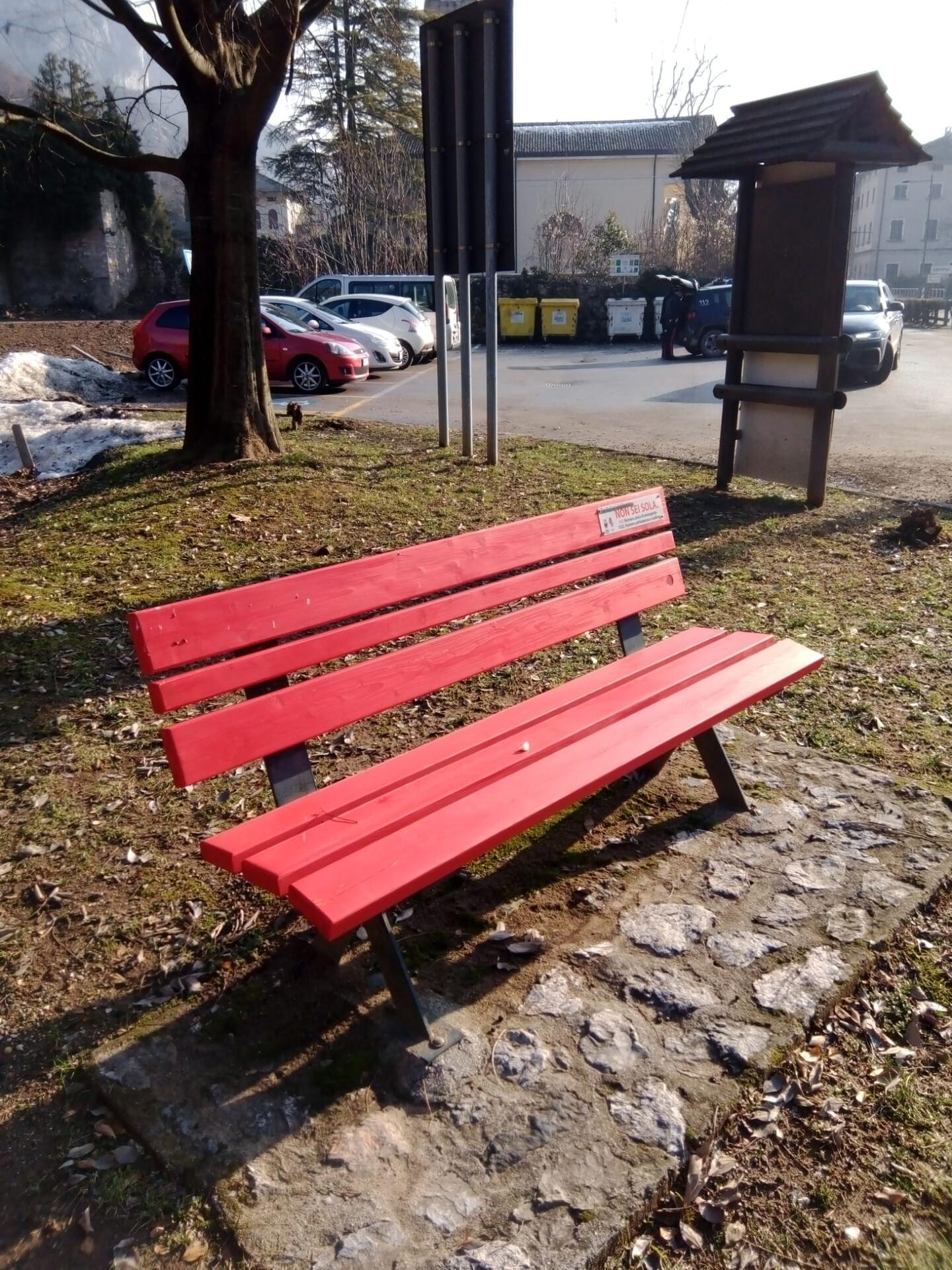 La Provincia ha installato 10 panchine lungo le piste ciclabili aderendo al progetto nazionale “Panchina Rossa” promosso dal movimento Stati Generali delle Donne.