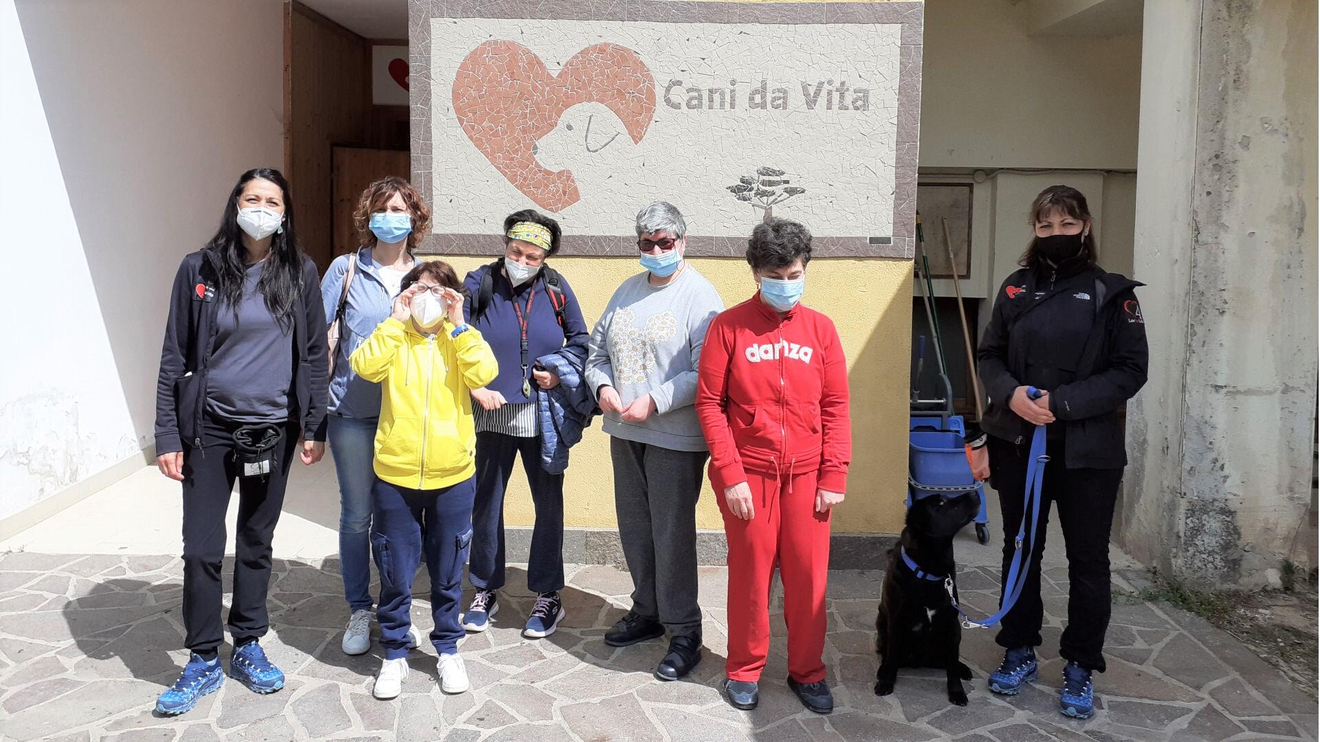 Coinvolti, a rotazione, piccoli gruppi di utenti sia in percorsi con i cani che con gli asini. L'intervento è realizzato in collaborazione con la cooperativa sociale “LavForLife - Cani da Vita” di San Vito di Pergine. È provato che stare a contatto con gli animali migliora il benessere delle persone.