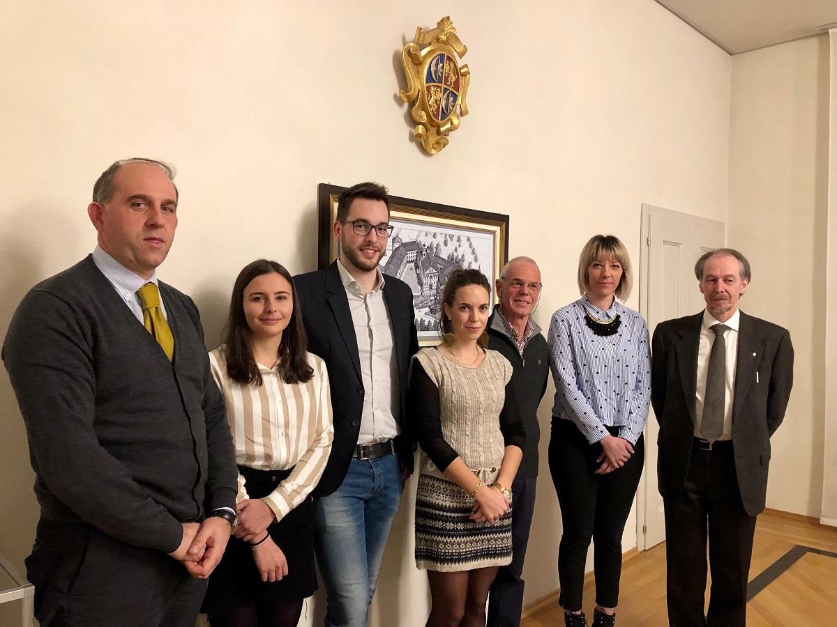 La Fondazione De Bellat ha premiato anche quest’anno quattro giovani residenti in Valsugana che si sono distinti per gli studi in agraria. La cerimonia si è svolta alla Fondazione Edmund Mach alla presenza del Presidente della Fondazione de Bellat, Carlo Spagolla, del direttore generale della Fondazione Edmund Mach, Sergio Menapace, e del dirigente del Centro Istruzione e Formazione della Fondazione Edmund Mach, Marco Dal Rì.