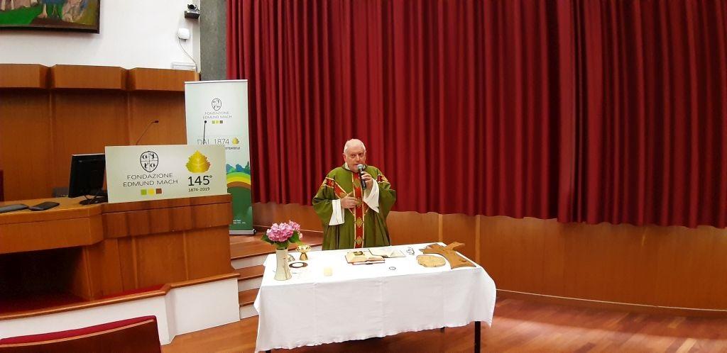 Il saluto del dirigente del Centro Istruzione e Formazione, Ivano Artuso, e la santa messa celebrata da don Renato Scoz, assistente spirituale del convitto, hanno chiuso oggi in un’aula magna insolitamente deserta l’anno scolastico.