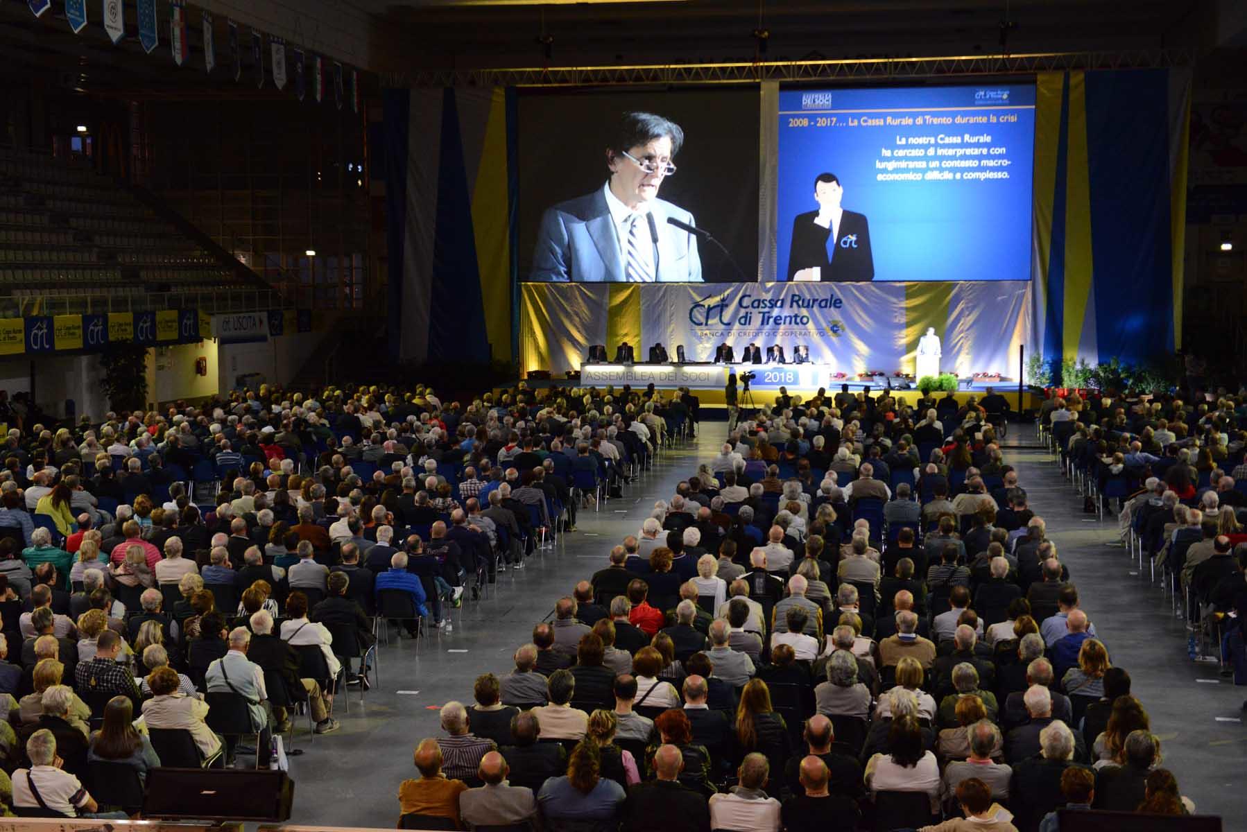 Assemblea dei soci al Palazzetto dello Sport, alla presenza di 2.120 soci (più 183 deleghe).  Cresce la raccolta, ancora in flessione la domanda di credito. Utile a 4,1 milioni, margine di intermediazione di  53,6 milioni. Bilancio approvato all’unanimità.175,5 milioni di patrimonio, indice di solidità Cet1 di 15,86%. I soci sono 18mila, 631  i nuovi entrati nel 2017. In dieci anni 23 milioni distribuiti ai soci: un valore per il territorio.Il presidente Fracalossi: “Le banche sono radicalmente cambiate, in futuro l’innovazione tecnologica sarà sempre più importante, ma non mancherà mai la relazione diretta con le persone. Il progetto di riforma cambierà il credito cooperativo, ma al centro del sistema ci sono e resteranno le Casse Rurali. La scelta di Cassa Centrale, orgoglio per il Trentino”.Giorgio Fracalossi confermato alla presidenza. In cda entrano la commercialista Saveria Moncher e l’avvocato Paolo Toniolatti, confermata Mariangela Sandri. Confermato il collegio sindacale uscente.