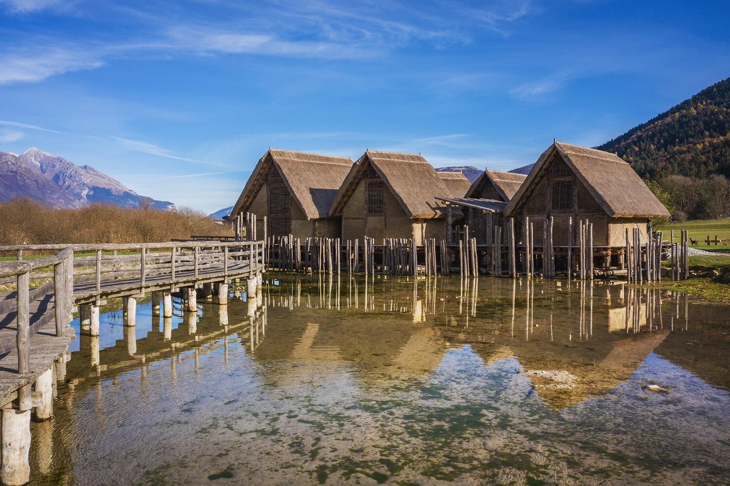 Un museo archeologico “open air” che valorizzi un sito naturale e culturale eccezionale come le palafitte di Fiavé. Ecco il Parco Archeo-Natura, sul quale si aprirà il sipario nel mese di giugno per integrare il museo in uno dei più importanti siti dell’età del Bronzo in Europa. In vista dell’apertura dell’area, la Giunta ha approvato su proposta dell’assessore provinciale agli enti locali Mattia Gottardi il protocollo operativo che vede la collaborazione tra Provincia autonoma di Trento, Comune di Fiavé, Trentino Marketing, Azienda per il turismo Terme di Comano – Dolomiti di Brenta e Cassa del Trentino. 