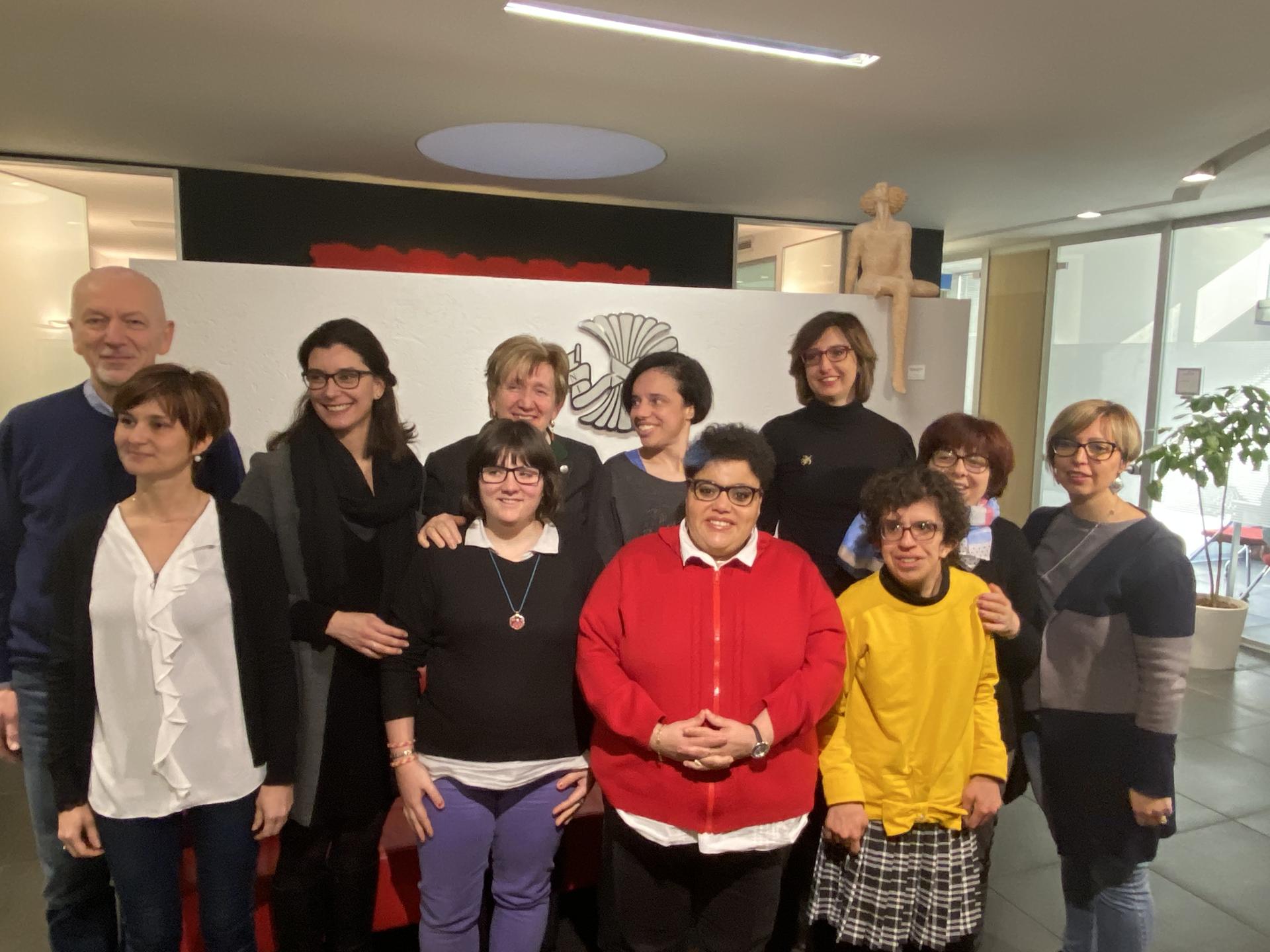 Nell’anno del 40° dalla fondazione, la cooperativa sociale Amalia Guardini ha ideato il progetto “Rete di valore: esperienze inclusive in contesti lavorativi” che consente a persone con disabilità di sperimentarsi in contesti esterni, mettendo in gioco le proprie competenze in ambienti meno protetti. Si parte con nove persone che affiancheranno gli addetti di Risto3 nella mensa scolastica delle scuole elementari ‘Gandhi’ di Rovereto.