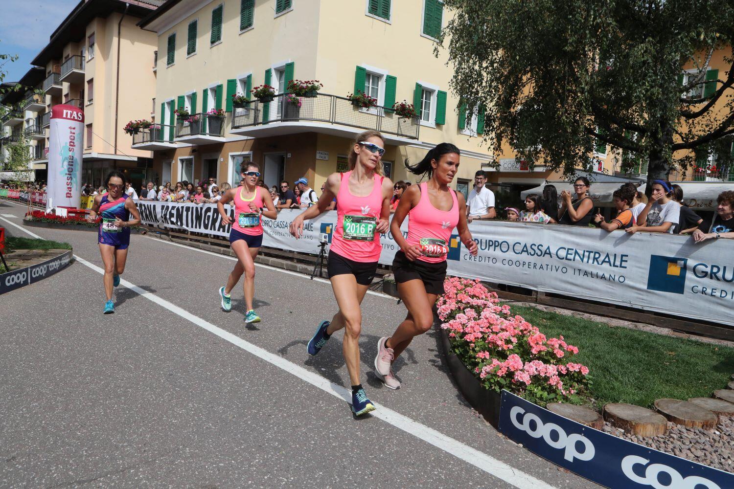 Nelle Valli di Fiemme e Fassa ci si prepara alla 19.a Marcialonga Running Coop del 5 settembre. Fino a domenica 13 giugno sarà possibile riservarsi un pettorale in griglia di partenza al costo di 25 euro. Possibilità di correre in staffetta con tre atleti per team, iscrizioni tramite le associazioni No Profit. Il tema della settimana è la ‘motivazione’, requisito fondamentale per raggiungere qualsiasi obiettivo.