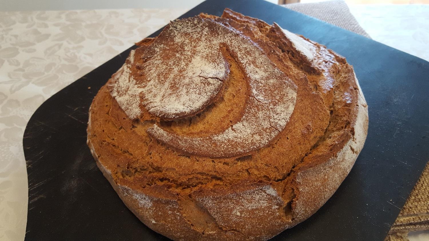 Tra pochi giorni sarà ‘sfornato’ il primo pane comunale di Isera, frutto di un percorso che ha coinvolto tre imprese, tutte del paese: un agricoltore produttore di grano biologico, una cooperativa sociale con il suo mulino a pietra presso il laboratorio per l’acquisizione dei pre-requisiti lavorativi e un panificio locale per la panificazione con lievito madre e la vendita.