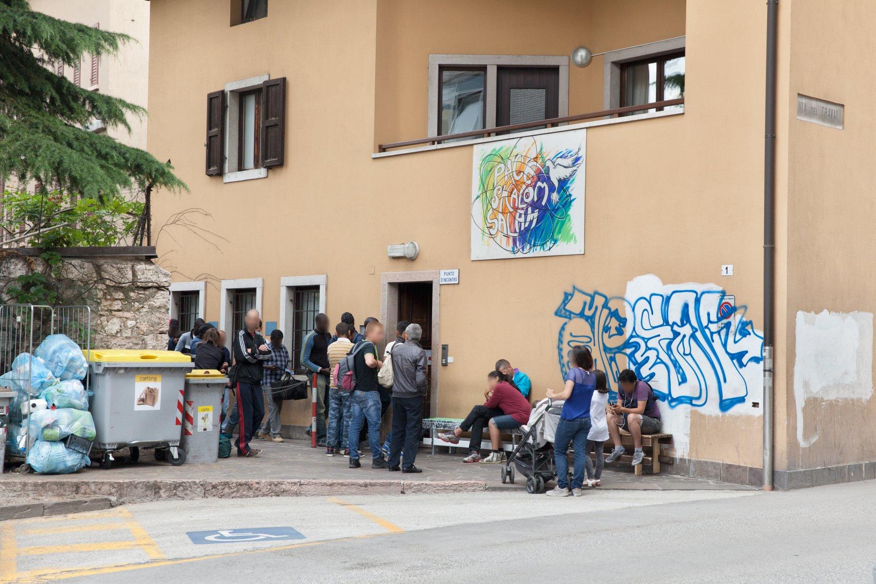 L’Unità di strada ha tenuto costantemente monitorato la situazione delle persone senza fissa dimora abitanti nel territorio del Comune di Trento, effettuando sopralluoghi nelle zone dove solitamente trascorrono la notte.