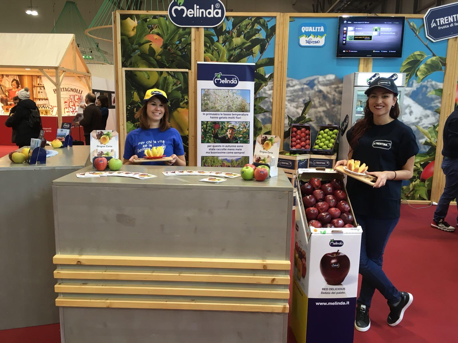 I Consorzi frutta Melinda e LaTrentina saranno presenti anche quest’anno a L’Artigiano in Fiera, la manifestazione dedicata all’artigianato con espositori provenienti da ogni parte del mondo, che si terrà dal 1° al 9 dicembre presso Fieramilano (Rho-Pero), dalle 10:00 alle 22:00. La partecipazione delle due Organizzazioni di Produttori  è ormai una tradizione, così come la posizione all’interno dell’area dedicata ai prodotti trentini coordinata da Trentino Marketing.