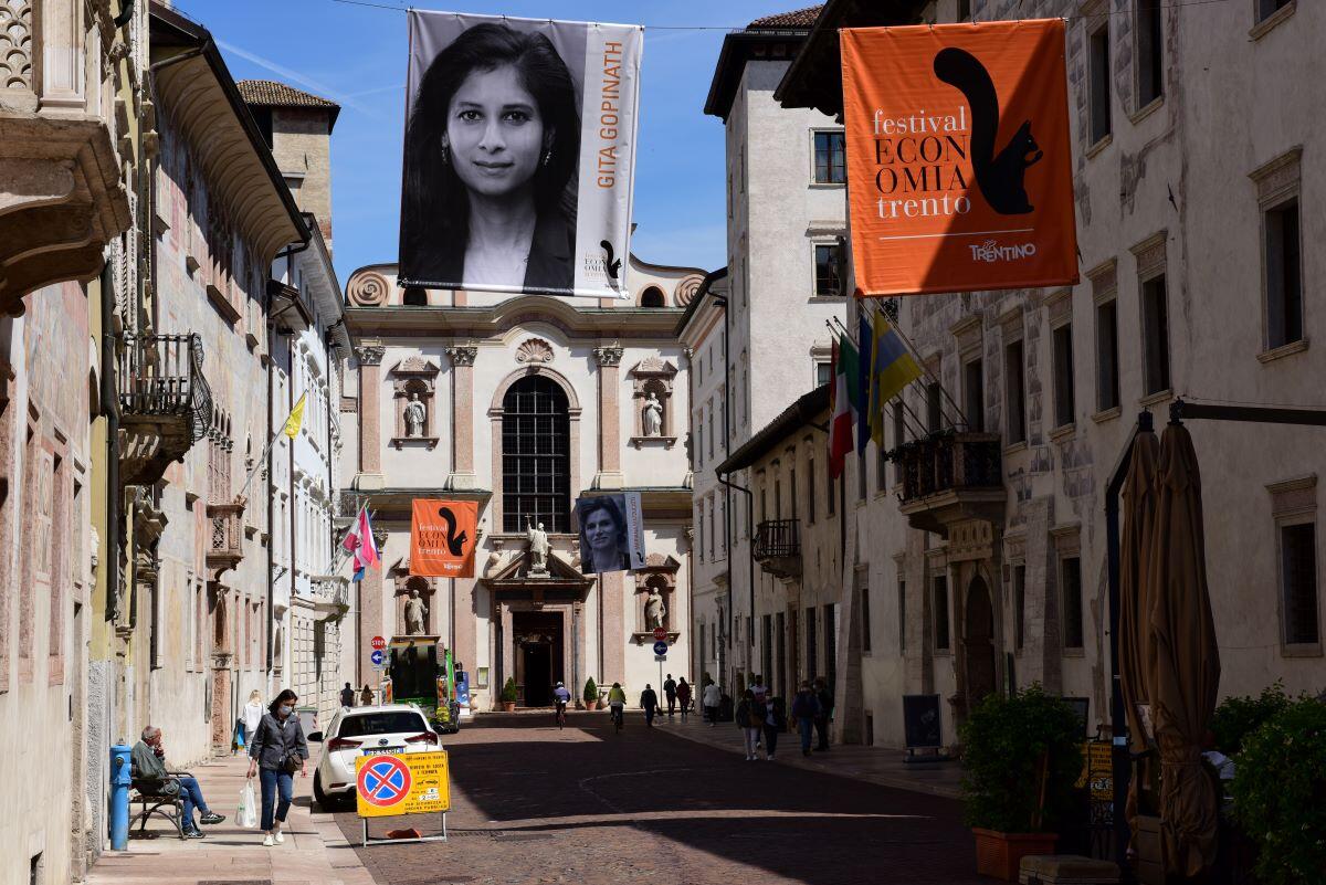 Sedicesima edizione del Festival dell'economia di Trento, in programma dal 3 al 6 giugno e la città si veste, come di consueto, di arancione. In piazza Duomo la struttura che ospiterà la libreria del Festival, immancabile punto di riferimento per il pubblico dello scoiattolo, mentre in piazza Fiera un maxischermo con circa 250 posti a sedere, a libero accesso, dove verranno trasmesse, a getto continuo, le varie conferenze in cui economisti, rappresentanti delle istituzioni ed esperti di fama internazionale si confronteranno sul tema: “Il ritorno dello Stato. Imprese, comunità, istituzioni”.