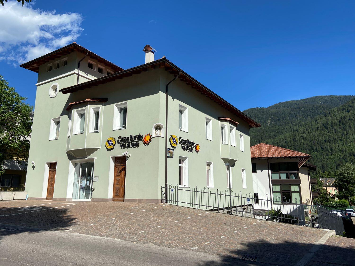 Per la prima volta la celebrazione dei Premi allo studio della Cassa Rurale Val di Sole è andata in scena online su Zoom con l’evento “Al Bivio: affrontare le scelte con estetica, in assenza di segnaletica”.