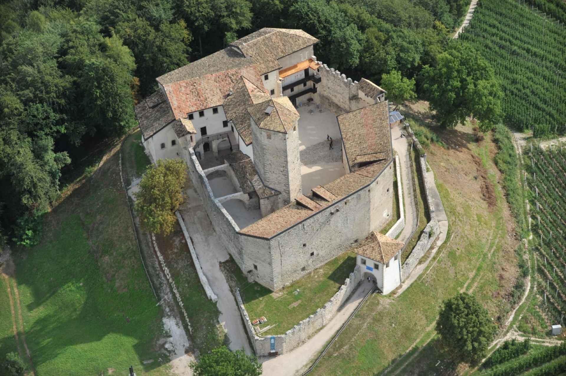 La Val di Non ridà il via alle visite dei bellissimi castelli e palazzi storici che l’hanno resa famosa in tutto il mondo: Castel Valer e Castel Coredo con Palazzo Nero aperti dal 1° luglio, Castel Nanno e Castel Belasi dal 4. Tutti, con differenti periodicità, saranno visitabili fino al 1° novembre.