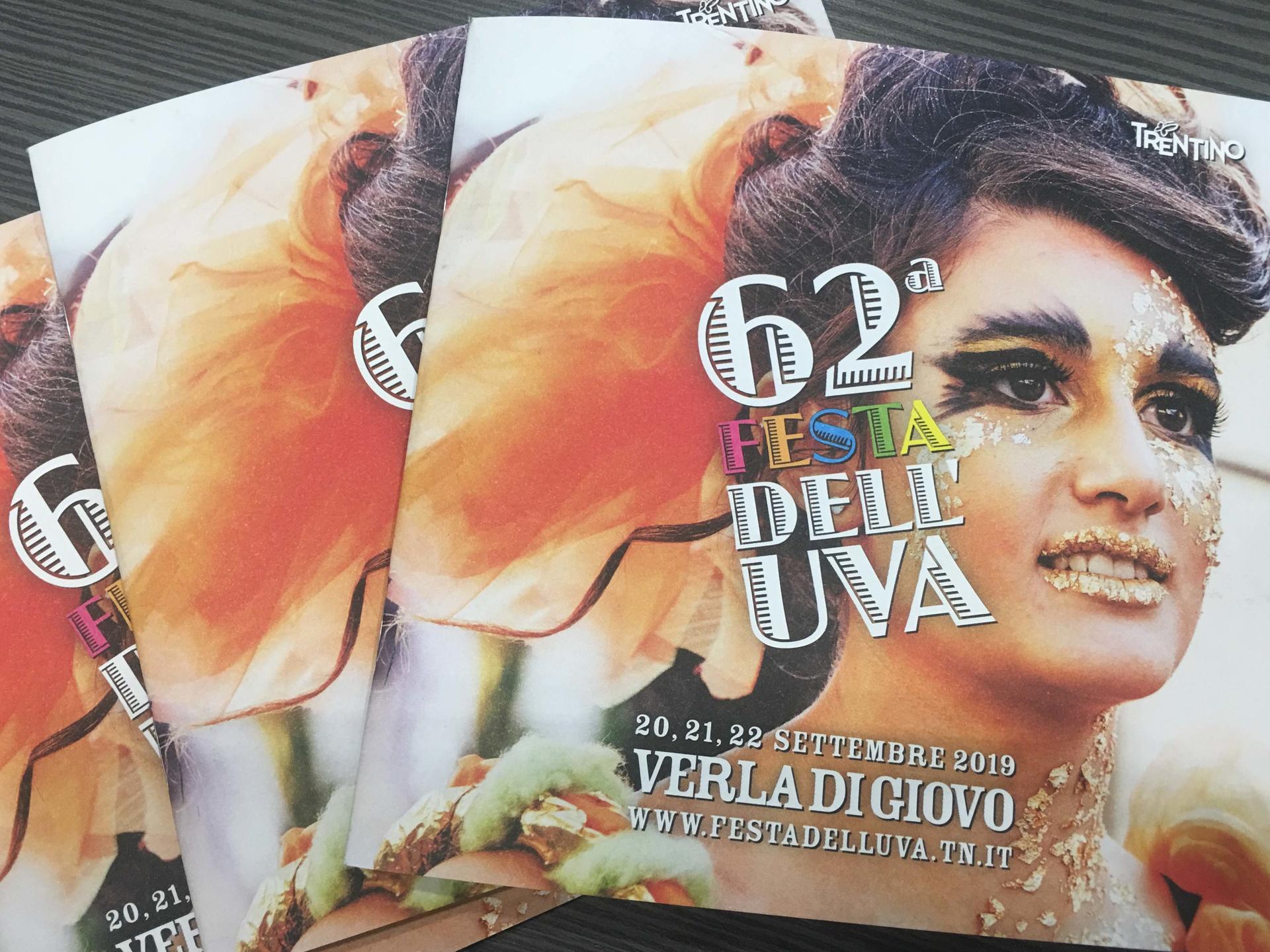 Venerdì sera si inizia con l’apertura degli stand e la musica. La tradizionale festa dedicata alla fine della vendemmia, dal 20 al 22 settembre a Verla di Giovo, quest’anno punta a migliorare il suo elemento distintivo, la sfilata dei carri a tema uva, unica nel suo genere in Trentino. Sei i gruppi partecipanti, tra cui uno formato da giovanissimi. Restano inalterati i tratti distintivi della manifestazione, la ricca e qualificata offerta enologica e l’ampio spazio per musica e spettacolo. 