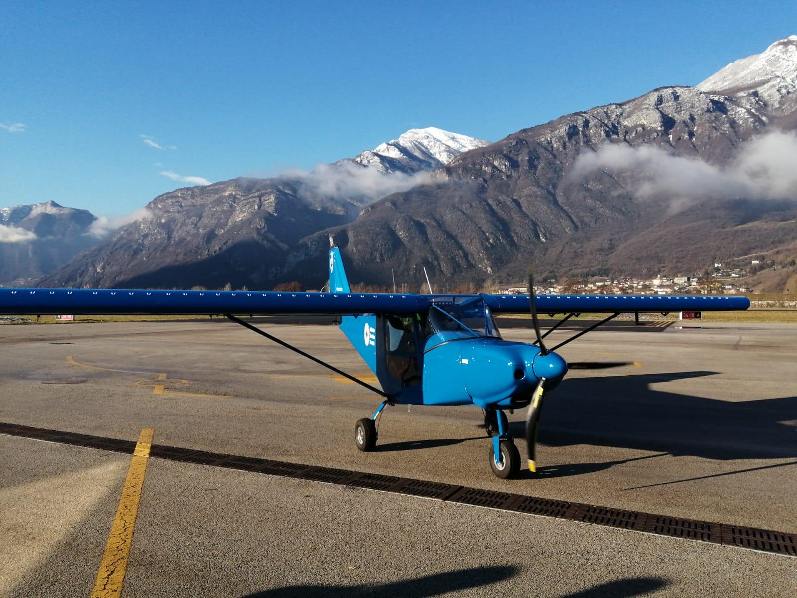 Studenti alla cloche del velivolo da loro costruito in officina. È accaduto all’aeroporto Caproni, dove i ragazzi iscritti al quinto anno dell’indirizzo di “conduzione del mezzo aereo” dell’Istituto Martino Martini di Mezzolombardo hanno effettuato alcuni voli sopra la città di Trento a bordo del loro Savannah S. 