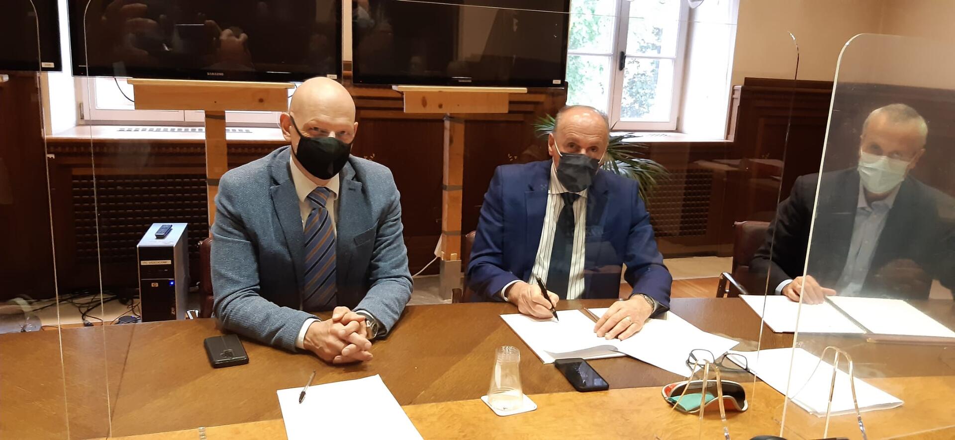 Aumento dell’occupazione, indotto locale ed impegni sulla formazione. Questi gli obiettivi di un accordo negoziale sottoscritto a Trento dalla Provincia, con la firma del vicepresidente e assessore alla Cooperazione, Mario Tonina e dalla Famiglia Cooperativa della Val di Fassa, presenti il presidente Norbert Bernard e il direttore generale Luca Giongo. L'accordo, sottoscritto anche da Filcams Cisl, Fisascat Cgil e dalle rappresentanze sindacali dell'azienda, prevede un contributo della Provincia pari a 325.570 euro che la Cooperativa intende utilizzare al fine di ampliare il reparto riservato all’ingrosso alimentare per le strutture alberghiere e ricettive della val di Fassa e delle zone limitrofe.