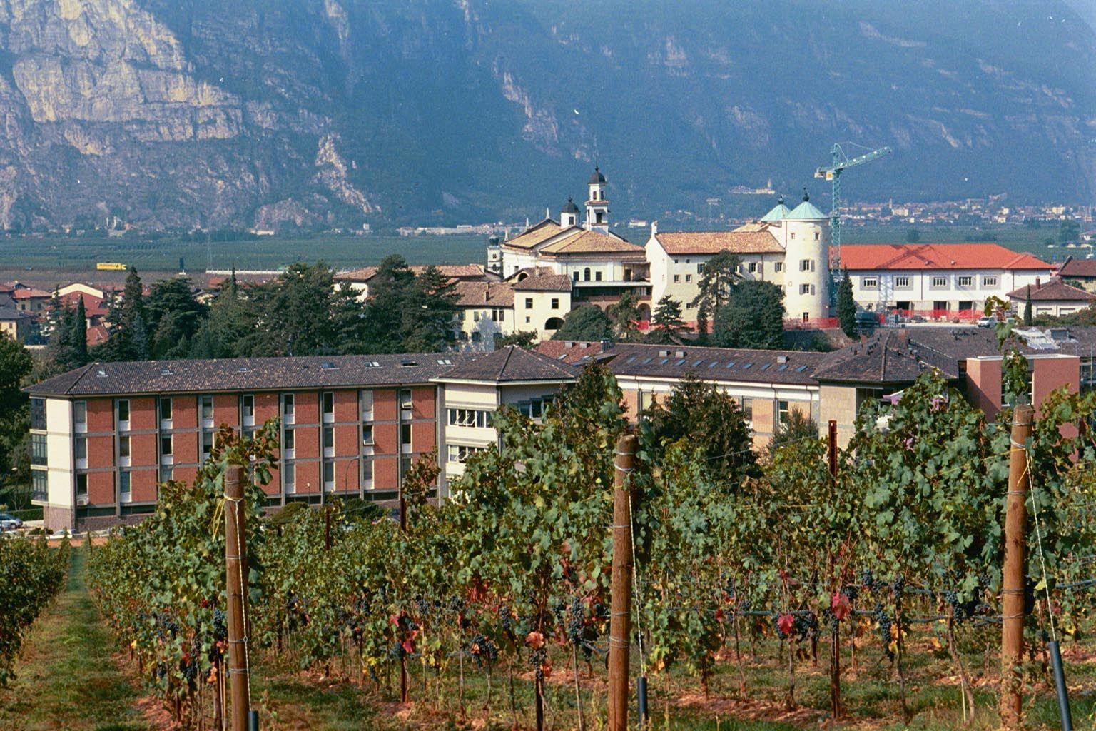 Era il 1958 quando, con una delibera del Consiglio di amministrazione presieduto dall’allora Presidente Bruno Kessler, venne attivato a San Michele l’Istituto Tecnico Agrario. Sono trascorsi 60 anni e in questo arco temporale la scuola ha saputo mantenere elevata la propria reputazione sia a livello nazionale che internazionale, adeguandosi ai cambiamenti e alle sfide, sempre più incalzanti, della tecnica e della tecnologia. La Fondazione Edmund Mach ha celebrato l’importante anniversario con una cerimonia che ha visto intervenire, accanto alle autorità in rappresentanza della Provincia Autonoma di Trento, i primi primi diplomati, gli ex docenti, gli studenti dei nuovi indirizzi attivati nel corso degli anni.