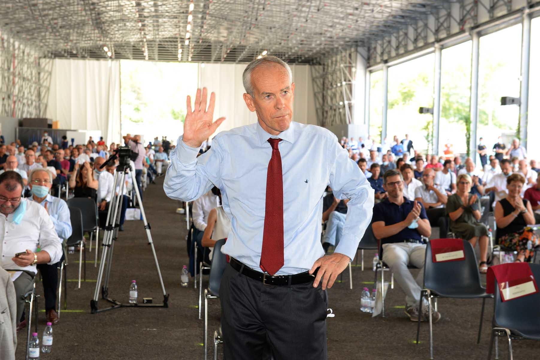 È stato eletto dall’assemblea a maggioranza assoluta con 423 voti (il quorum richiesto era di 407 voti su un totale di 813). Andrea Girardi ha ottenuto 216 voti, Geremia Gios 174.“Sarò il presidente di tutti – ha detto Simoni –. Insieme riusciremo ad individuare la strada giusta, anche in questo momento difficile. Lavoriamo ogni giorno per gli altri, ora dobbiamo scaricare a terra questa capacità e riprendere quel ruolo sociale che è fondamentale per il Trentino”.Nel tardo pomeriggio verrà comunicato l’esito della votazione relativa alla composizione del Consiglio di amministrazione, di cui sono in corso gli scrutini.