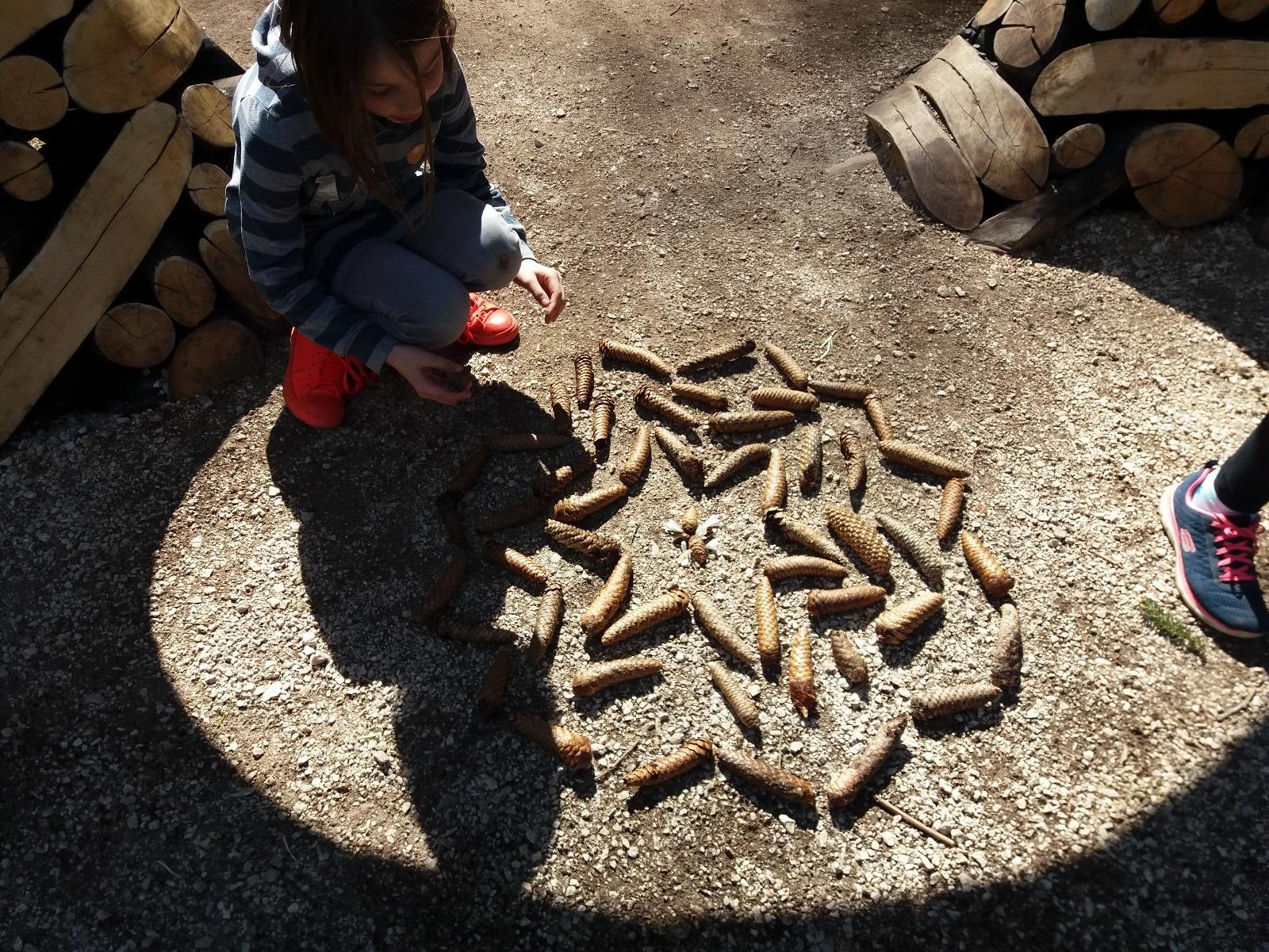 La cooperativa La Coccinella ha regalato ai genitori dei bambini che frequentano gli asili nido l’ingresso al museo all’aria aperta, un patrimonio naturale, culturale ed educativo duramente colpito dalla calamità di fine ottobre. In Val di Sole invece la cooperativa porterà l’illustratrice e arteterapeuta, vincitrice di premi internazionali, con grande esperienza nell’aiutare i bambini piccoli e le loro famiglie ad affrontare i traumi causati da catastrofi naturali, lutti e perdite dei propri punti di riferimento.