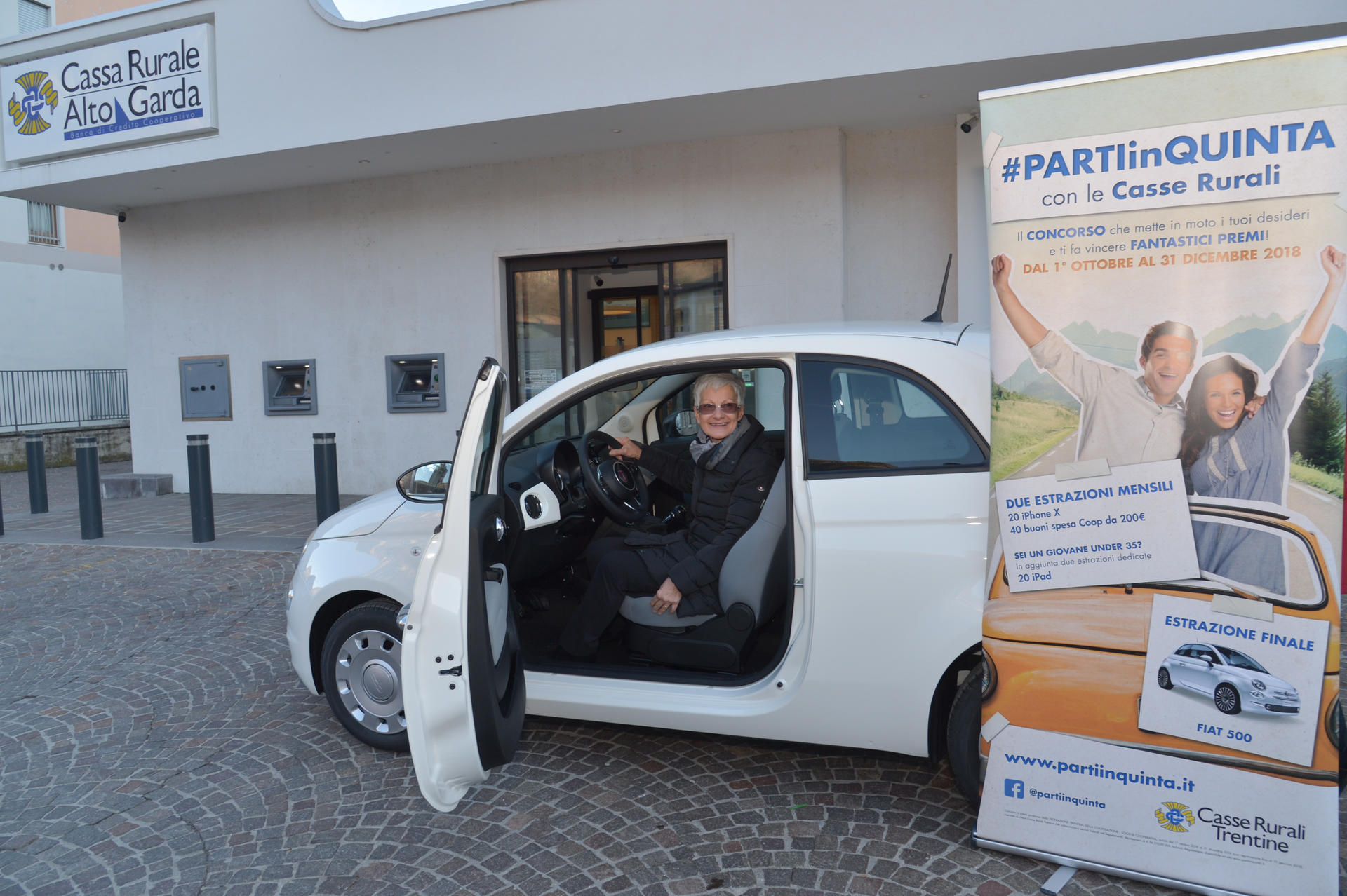 Atto finale del concorso delle Casse Rurali Trentine. Ieri pomeriggio è stato consegnato il primo premio assoluto, una Fiat 500. Se l’è aggiudicata Gemma Trainotti, cliente della Cassa Rurale Alto Garda.