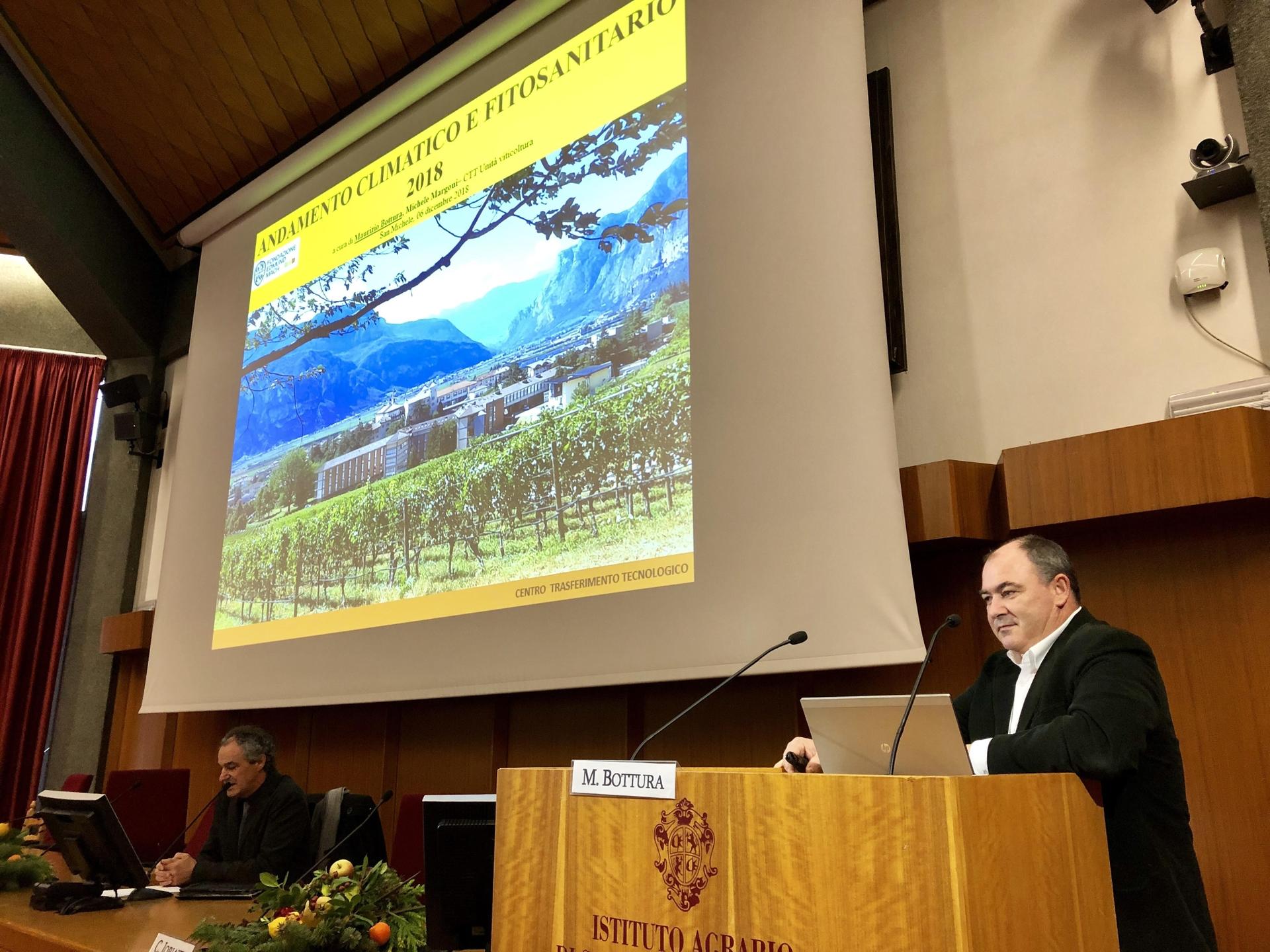 La vendemmia 2018 è stata molto soddisfacente dal punto di vista quantitativo con 1,34 milioni di quintali di uva raccolti. Grazie alle capacità e all’impegno professionale di agricoltori e tecnici anche la qualità dei vini bianchi e rossi è risultata ottima. Se ne è parlato questa mattina davanti a 170 partecipanti in aula magna a San Michele all’Adige in occasione dell’11°Giornata tecnica della vite e del vino, assieme alle relazioni su malattie fungine, flavescenza dorata e cocciniglia farinosa: proprio contro il Planococcus ficus, gli esperti FEM in collaborazione con l’Università di Parma stanno indagando la relazione tra parassita e formiche, come possibile segnale di allarme preventivo contro le infestazioni.