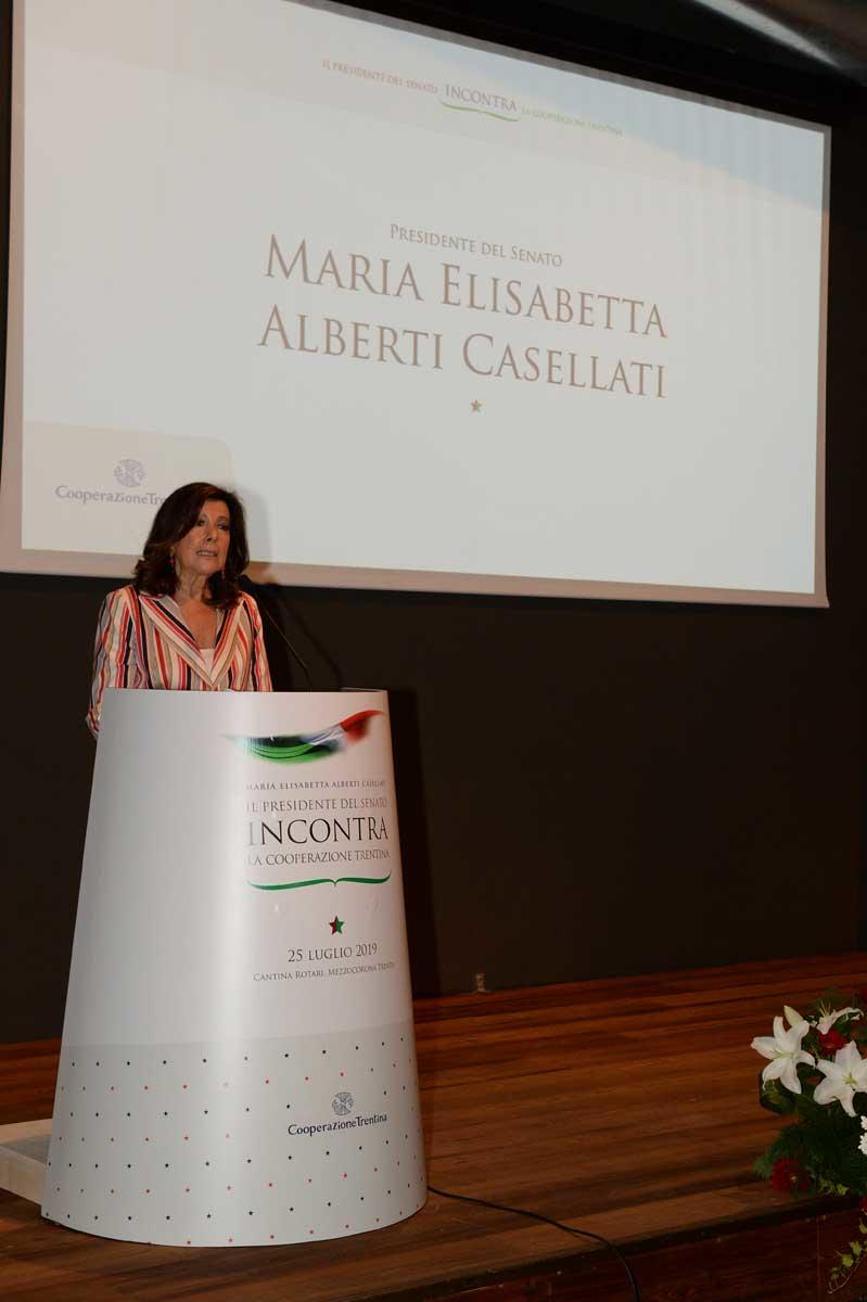 In un clima di grande cordialità si è svolto ieri sera l'incontro del presidente del Senato Maria Elisabetta Alberti Casellati con la cooperazione trentina alla cittadella del vino di Mezzocorona. Ad accoglierla la presidente Marina Mattarei, il presidente del Gruppo Mezzacorona Luca Rigotti ed i principali esponenti del movimento cooperativo trentino. Presenti anche i rappresentanti delle istituzioni, delle categorie economiche e sindacali e i presidenti delle principali centrali cooperative altoatesine.Casellati: “cooperazione, una storia emozionante che crea lavoro e ricchezza per la comunità”.Mattarei: &quot;aumentare il coinvolgimento e la partecipazione dei cittadini nel progetto cooperativo&quot;.