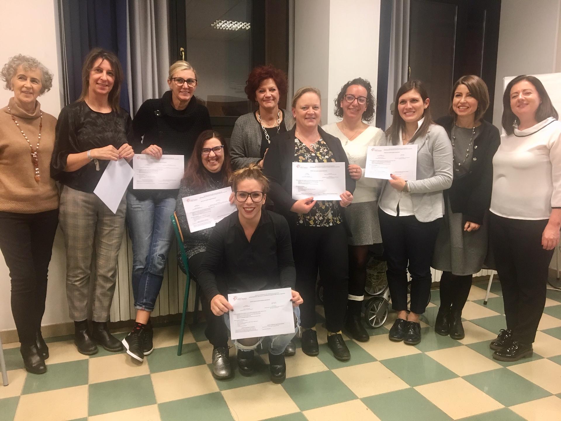 Si è concluso con un seminario il progetto &quot;WOMANagement”, un percorso di riconoscimento delle competenze che ha permesso a 12 donne occupate nel mondo cooperativo di valorizzare il proprio patrimonio di professionalità per loro stesse e le organizzazioni in cui operano, realizzato dalla Fondazione Franco Demarchi e l’Associazione Donne in Cooperazione, con il contributo dell’Agenzia del Lavoro di Trento- Ufficio Pari Opportunità.Al seminario sono intervenute Laura Ravanelli, coordinatrice Fondazione Demarchi, Mariangela Franch, vice-presidente Federazione Trentina della Cooperazione, Nadia Martinelli, presidente Associazione DonneinCooperazione, Chiara Marino, formatrice Fondazione Franco Demarchi e Daniela Baldini, Istituto Italiano di Valutazione.Al termine sono stati consegnati alle partecipanti gli attestati di Competenza.