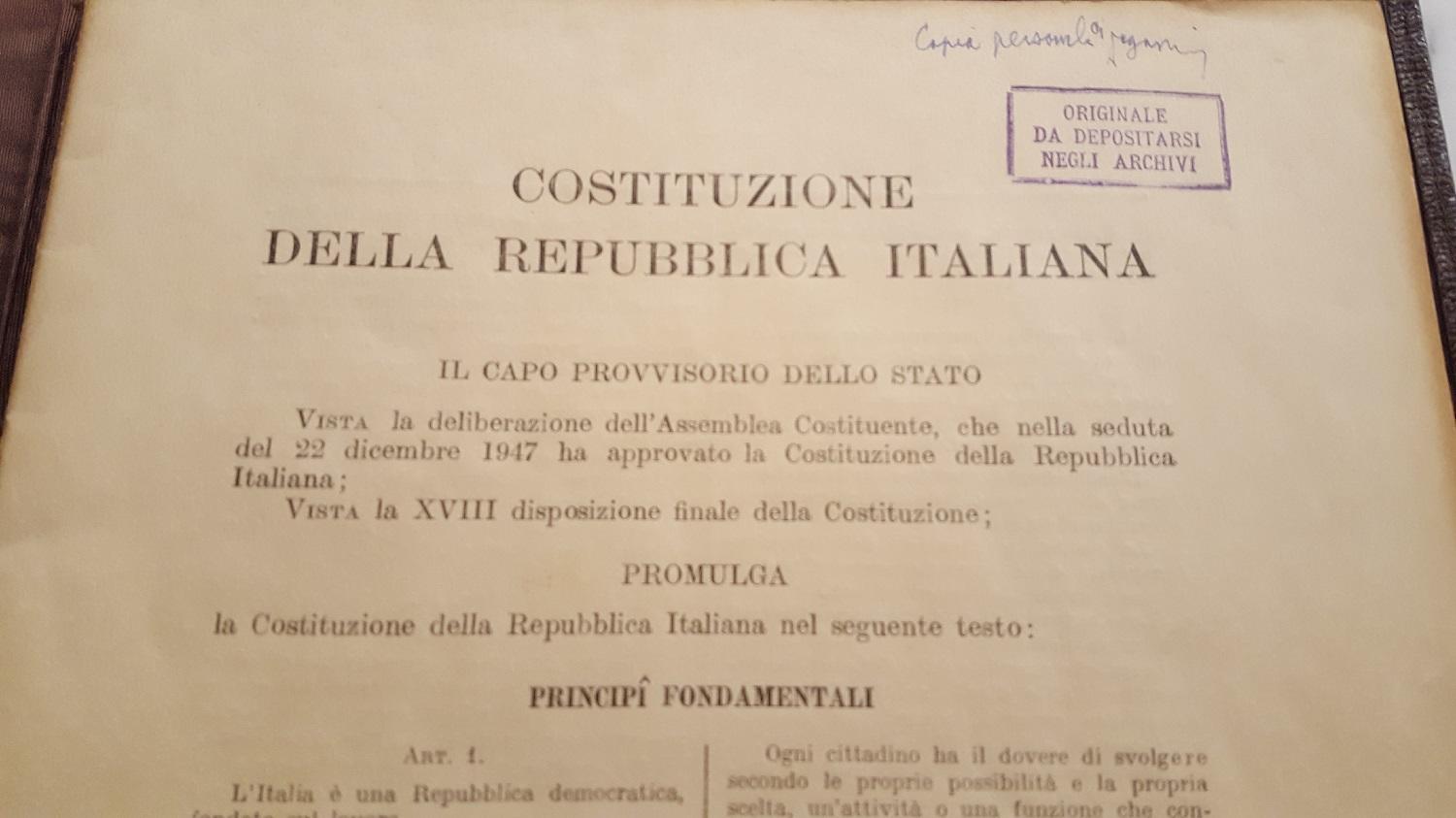 Lo statista trentino è nel cuore dei materani per aver ispirato la legge che sfollò la popolazione dai “Sassi”, allora in condizioni invivibili.Il Trentino - attraverso le istituzioni pubbliche e il mondo cooperativo - rinnova questo legame di amicizia con un evento che mette al centro la Costituzione: un incontro tra licei (Da Vinci di Trento – Duni di Matera) ed una lectio della Giudice Costituzionale Daria de Pretis dal titolo “La Costituzione aperta al mondo”.E – vera “chicca” – sarà esposta solo per pochi giorni la preziosa versione originale della Costituzione “ritrovata” (una delle tre esistenti) che fu proprietà di De Gasperi, donata dalla figlia Maria Romana alla Fondazione Museo storico del Trentino.L’evento è parte centrale del meeting del gruppo cooperativo CGM (consorzio delle coop sociali) dal titolo “Sharing future”, in programma nella capitale europea della cultura dal 29 al 31 ottobre