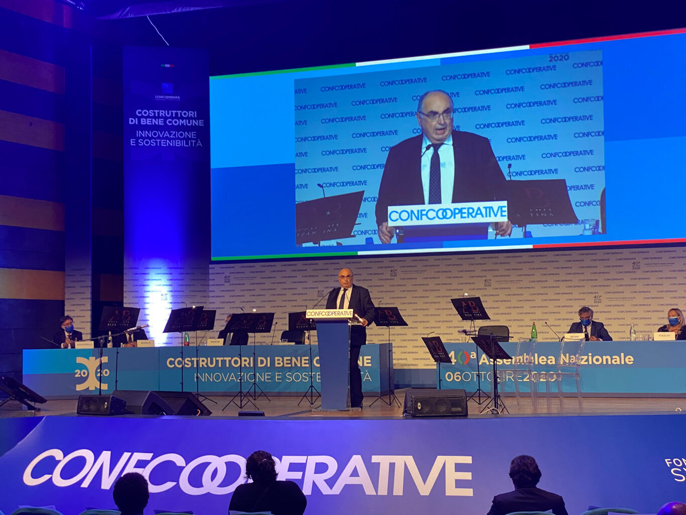 Quarantesima assemblea di Confcooperative all’auditorium del Massimo a Roma Eur. Le cooperative chiedono al Governo interventi significativi per far ripartire le imprese.Il presidente Maurizio Gardini: completare la riforma del Terzo Settore, ridurre il cuneo fiscale sul lavoro, valorizzare la filiera agroalimentare del made in Italy, semplificare la burocrazia e sbloccare i cantieri. Rischio povertà per i lavoratori più fragili.Gardini: la vigilanza sulle banche cooperative deve essere semplificata. La risposta di Conte: è una criticità della riforma, ci impegniamo a superarla.Dal Trentino i contributi di Adriano Orsi (presidente di Cassa Rurale e vice della Federazione e del presidente di Cooperazione Trentina Roberto Simoni.Eletti i consiglieri nazionali. Dal Trentino nuovo ingresso di Luca Rigotti, confermata Clara Mazzucchi. In Consiglio entra anche Roberto Simoni che sostituisce Diego Schelfi in rappresentanza di Federcasse, confermato Michele Odorizzi in quanto presidente della mutua  Cooperazione Salute