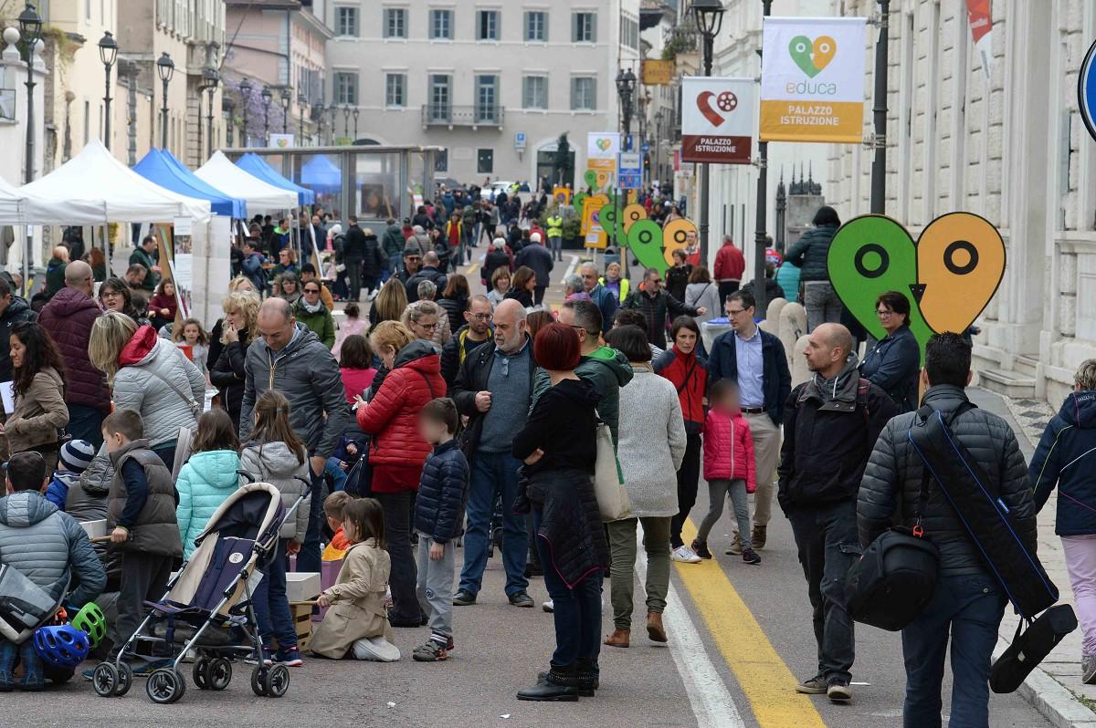 
È con senso di responsabilità e di fiducia che la Provincia autonoma di Trento, in pieno accordo con l’Università degli Studi di Trento e il Comune di Rovereto, ha deciso di posticipare il festival dell’educazione programmato per aprile. Il Comitato promotore è al lavoro per individuare le nuove date in autunno.
Rinviata anche Educa Immagine, la rassegna dell’audiovisivo promossa dal consorzio Consolida insieme a Trentino Film Commission, che con il festival si intreccia. 