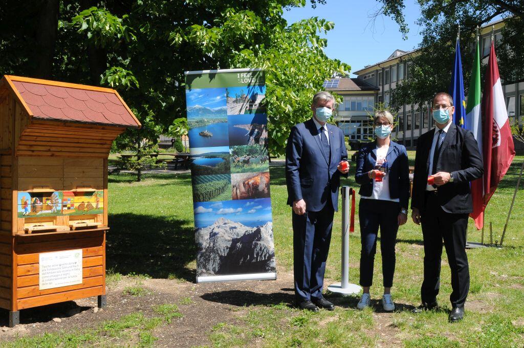 Inaugurazione a San Michele all'Adige delle due arnie tipiche slovene che l'Ambasciata della Repubblica di Slovenia in Italia ha donato al Trentino e, in particolare alla Fondazione Edmund Mach, come omaggio e segno di collaborazione per la tutela delle api.