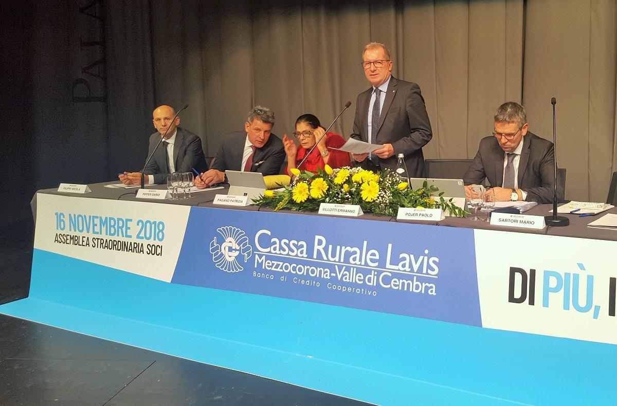 Assemblea straordinaria, al PalaRotari di Mezzocorona, della base sociale della Cassa Rurale Lavis-Mezzocorona-Valle di Cembra. Approvate le modifiche statutarie necessarie per formalizzare l’adesione alla Capogruppo.